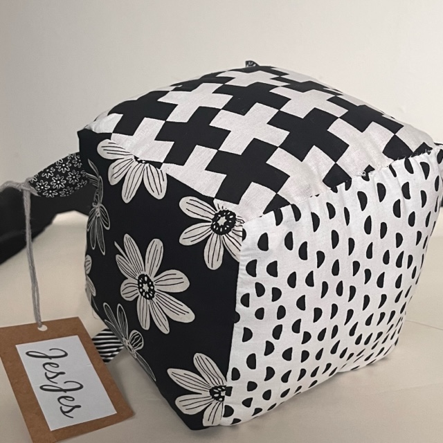 Product: Baby's first kubus zwart-wit '3'